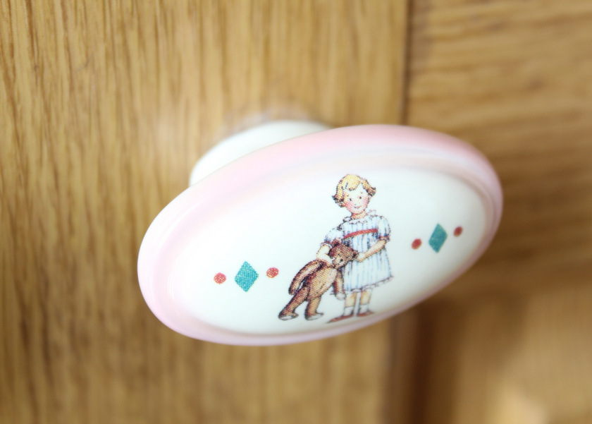 マニープチメゾン 陶磁器 オーバルノブ2(女の子)