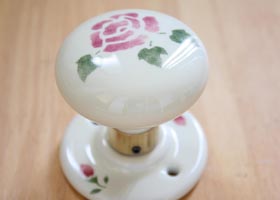 マニーローズ 陶器 ラウンド型ドアノブ