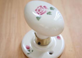 マニーローズ 陶器 オーバル型ドアノブ