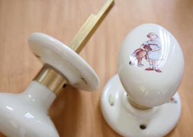 マニー プチメゾン 陶器 オーバル型ドアノブ