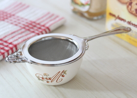 マニー レールデュロココ ホーロー ティーストレーナー