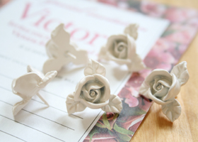 ローズ ピューター製画鋲 5コセット オフ白