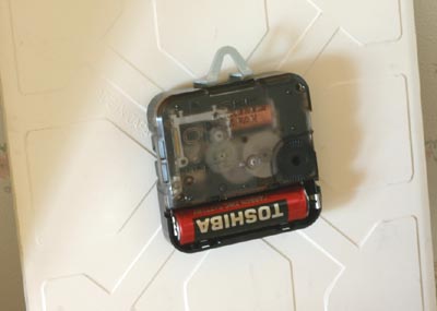 マニー レールデュロココ 陶器 タイルクロック角
