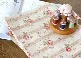 バラ柄コットン カットクロス サテンストライプ 茶