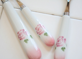 マニー ローズ 陶器ハンドルカトラリー ケーキフォーク